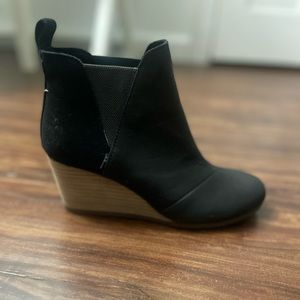 TOMS black wedges size 8
